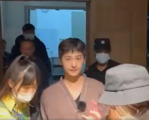 中国明星吃猪蹄视频,中国明星现场烹饪猪蹄，美味诱人引网友热议